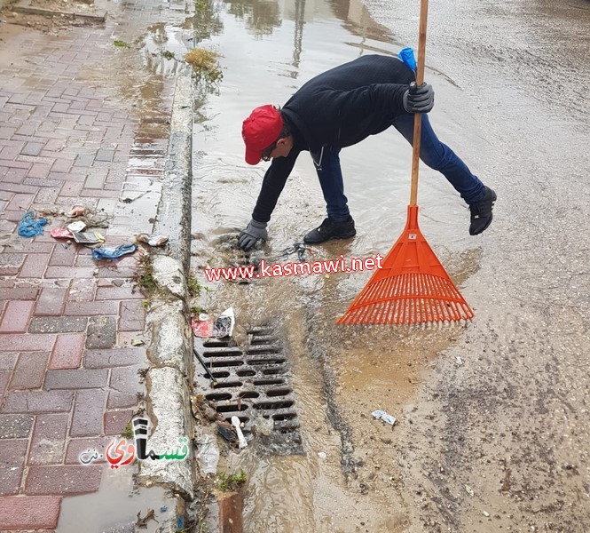 في هذه الأجواء الماطرة ... يكمل العطاء .. طواقم الصيانة ونادر ابو عقل في الميدان يلبون احتياجات الاهالي